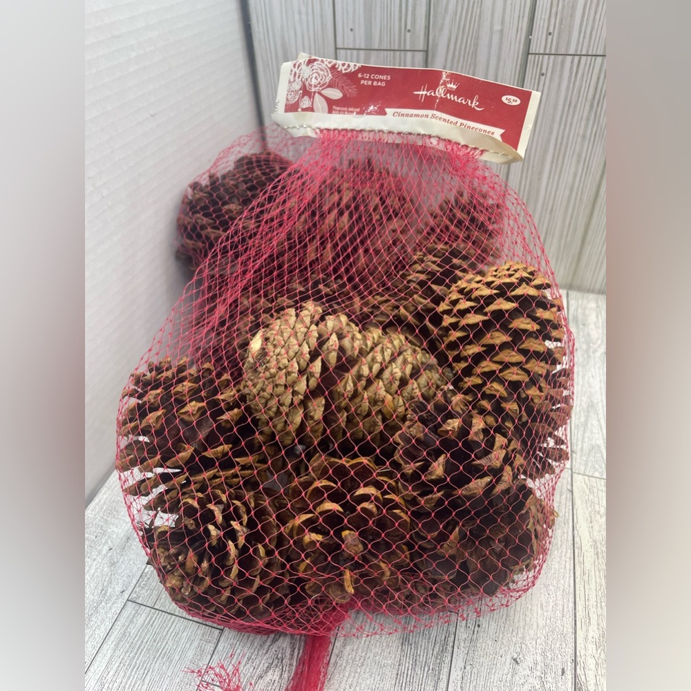 Cinnamon scented pinecones 6-12 cones per bag